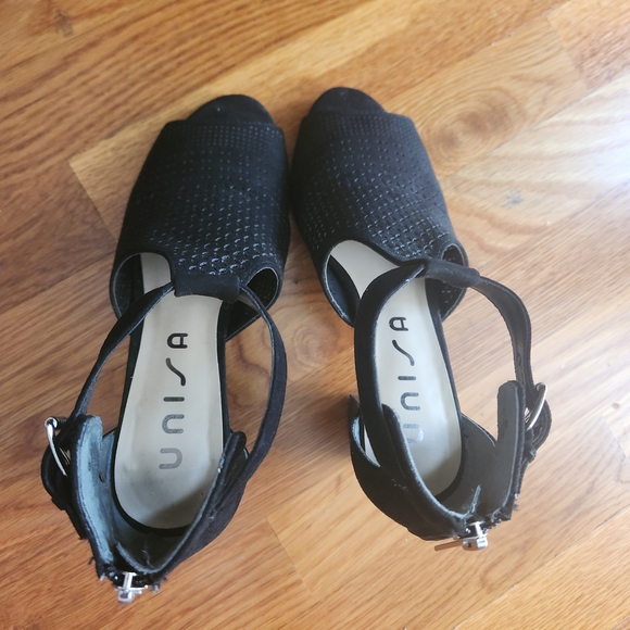 Unisa Black Textured Sandals for Women - Picture 1 of 5